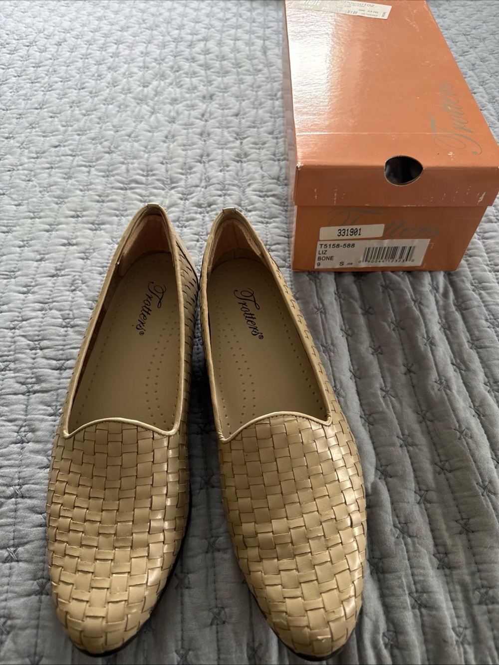 Trotters Women’s Woven Slip-On Flats in Bone 9 Slim